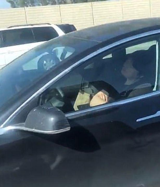 特斯拉美国高速公路上自动驾驶，车上司机睡着了，旁观者：太疯狂