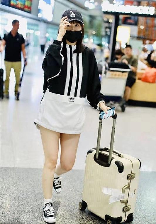 马蓉现身机场一身名牌秀身材，却被大粗腿抢镜