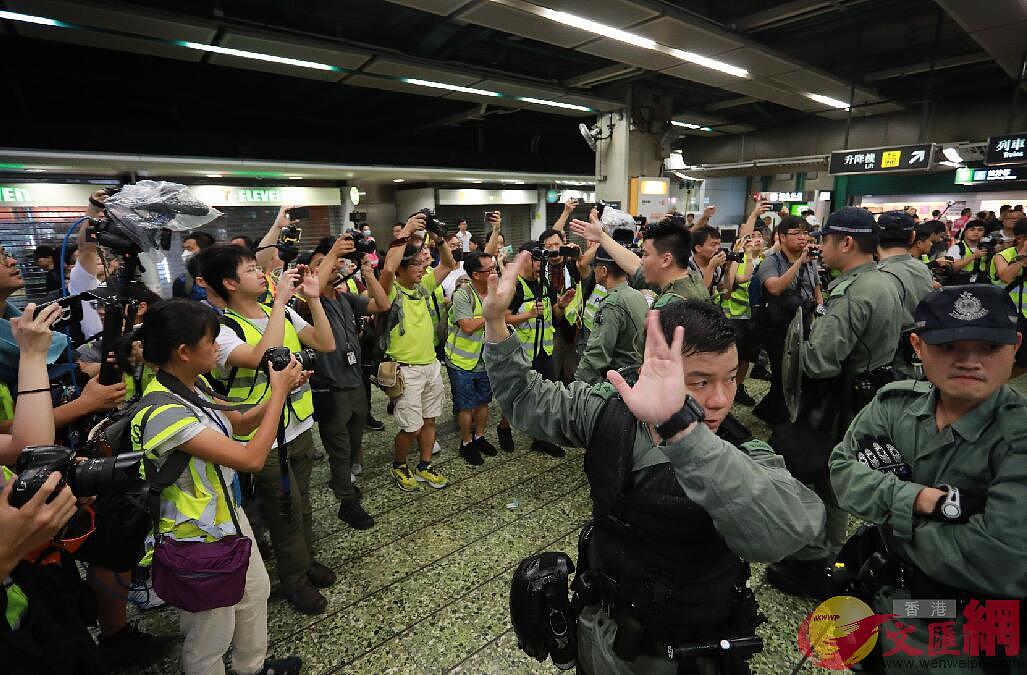 大批记者阻挠港铁关闭车站，与警方冲突！（组图） - 7