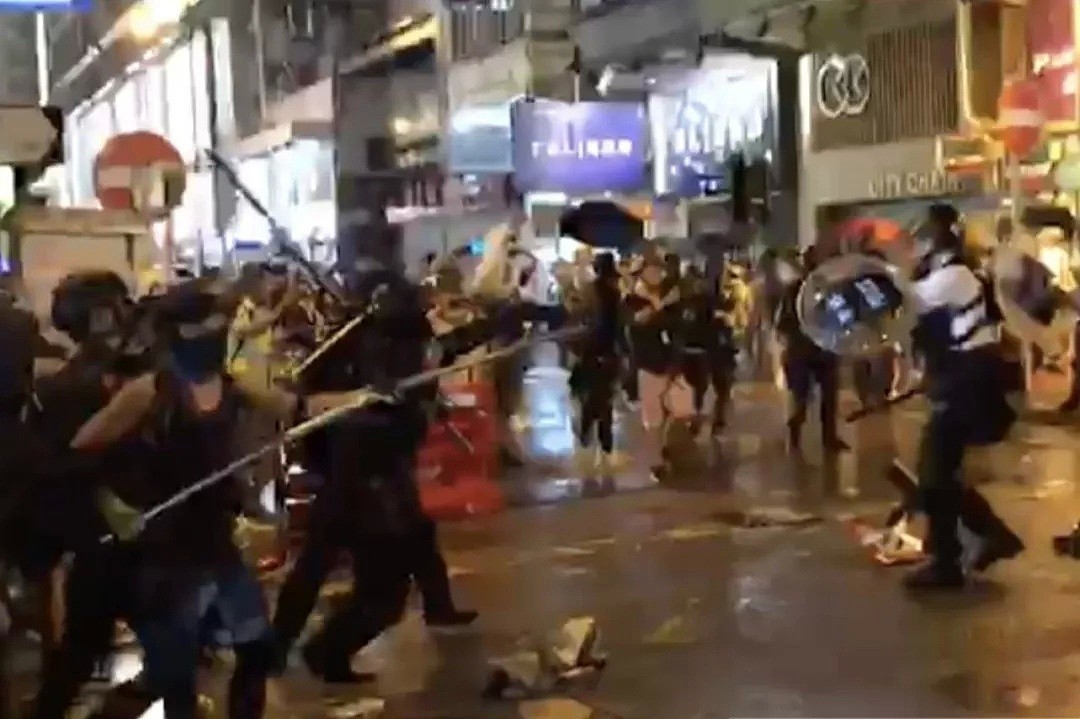 危急！港警被殴鸣枪示警却遭“记者”围骂，香港网友看不下去了（视频/组图） - 2