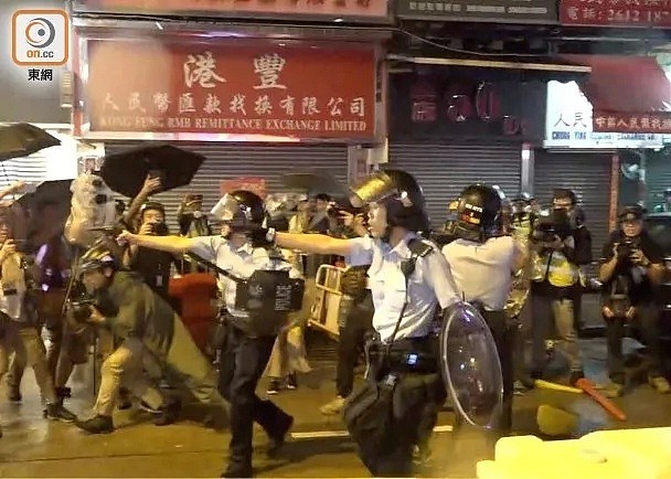 危急！港警被殴鸣枪示警却遭“记者”围骂，香港网友看不下去了（视频/组图） - 3