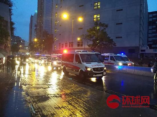 （25日18时左右，听闻警方的水炮车已经在杨屋道部署后，示威者们不到30分钟内迅速逃窜。18时30分，杨屋道清场。摄/陈青青）