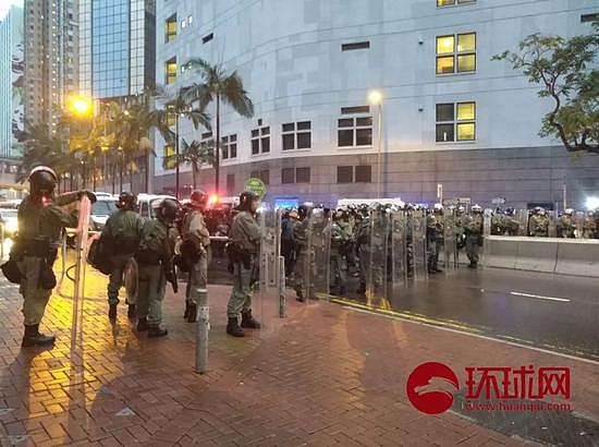 （25日18时左右，听闻警方的水炮车已经在杨屋道部署后，示威者们不到30分钟内迅速逃窜。18时30，杨屋道清场。摄/陈青青）