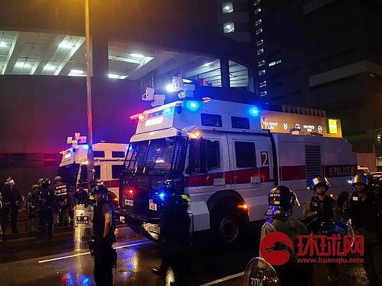 （25日晚，警方水炮车行驶至荃湾杨屋道。摄/杨升）