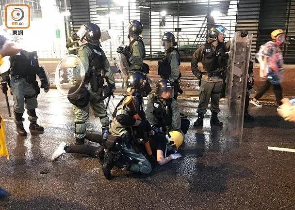港警被殴鸣枪示警遭记者围骂 香港网友看不下去了