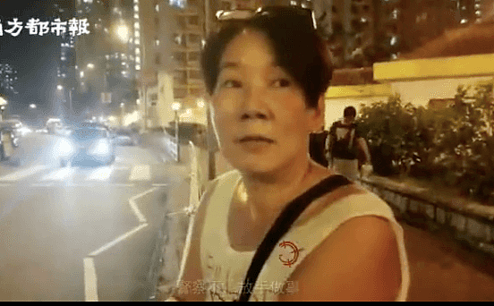 香港阿姨支持警察 示威者竟持五毛硬币骂其五毛党！（视频/图） - 2