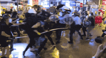 丧心病狂！乱港暴徒竟围攻警察，有警员被刺伤背部，被迫鸣枪示警（视频/组图） - 8