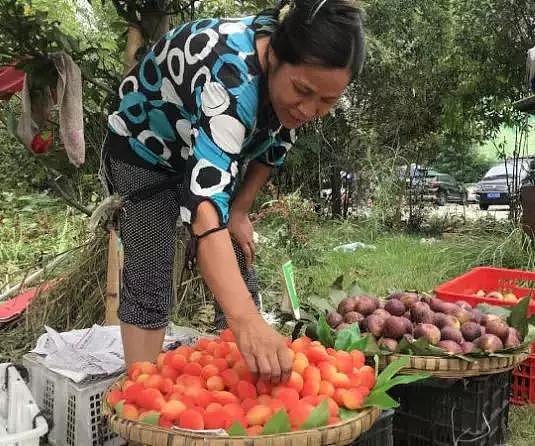 中国大妈又火了 街头卖水果 狂飙流利英语 老外都服了