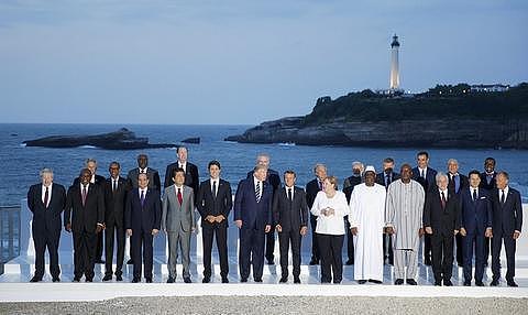 G7峰会领导人大合影曝光 英国首相孤独靠边站（组图） - 1