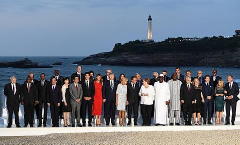 G7峰会领导人大合影曝光 英国首相孤独靠边站(组图) - 3