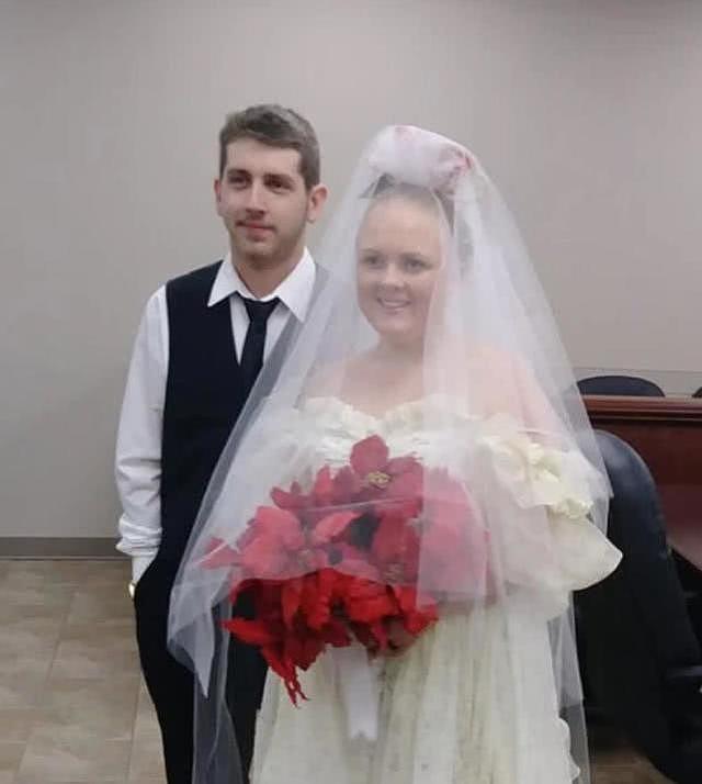 青梅竹马情侣结婚5分钟后身亡于车祸，身上还穿着结婚礼服