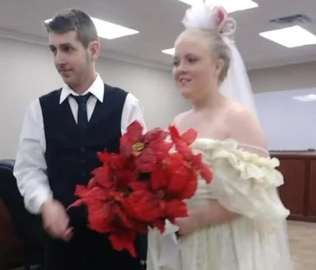 青梅竹马情侣结婚5分钟后身亡于车祸，身上还穿着结婚礼服