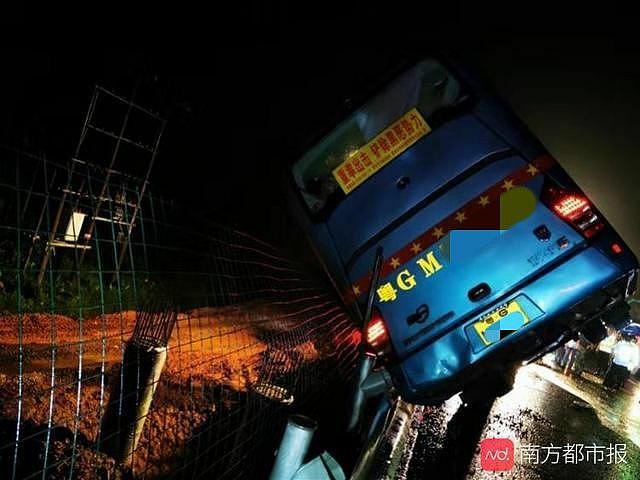 广州出发大巴侧翻7死11伤，原因披露！多人被甩到10米高桥下（视频/组图） - 1