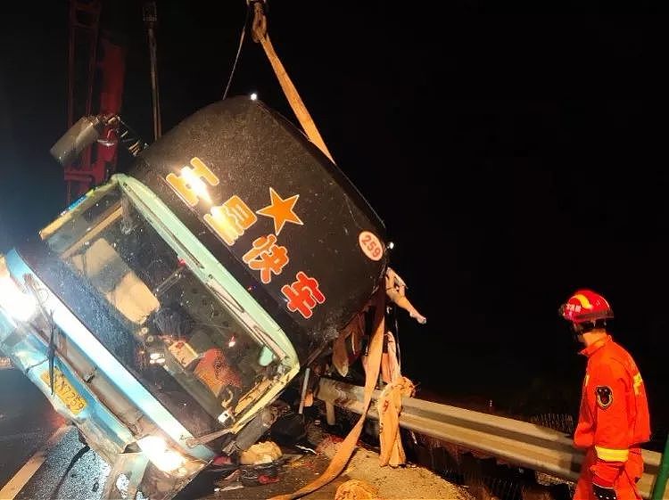 广州出发大巴侧翻7死11伤，原因披露！多人被甩到10米高桥下（视频/组图） - 2