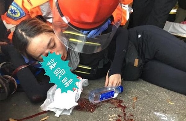 示威女子身陷“砖头雨”，港警以德报怨上前勇救（视频/组图） - 10