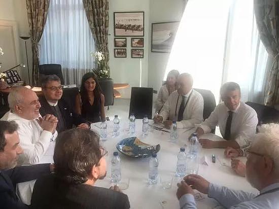 ▲8月25日，伊朗外长扎里夫与法国总统马克龙等在比亚里茨举行会谈。（扎里夫推特）
