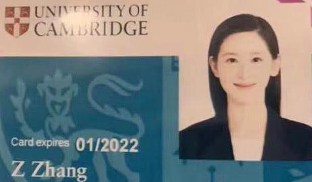 章泽天正式入读剑桥大学，伦敦街头与同学合影，素颜上镜小家碧玉