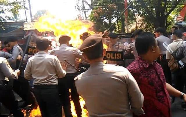 印尼示威活动酿悲剧，4名警察遭泼汽油点火，1警察严重烧伤身亡