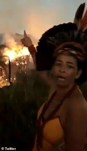 巴西土著妇女指着烈火中的家园哭诉：都是那些混蛋造的孽