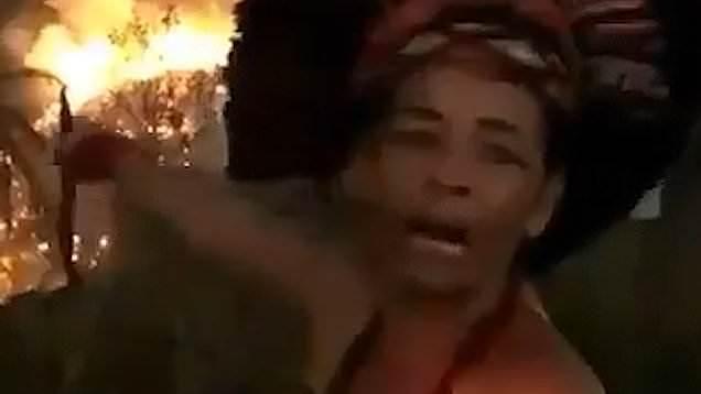 巴西土著妇女指着烈火中的家园哭诉：都是那些混蛋造的孽