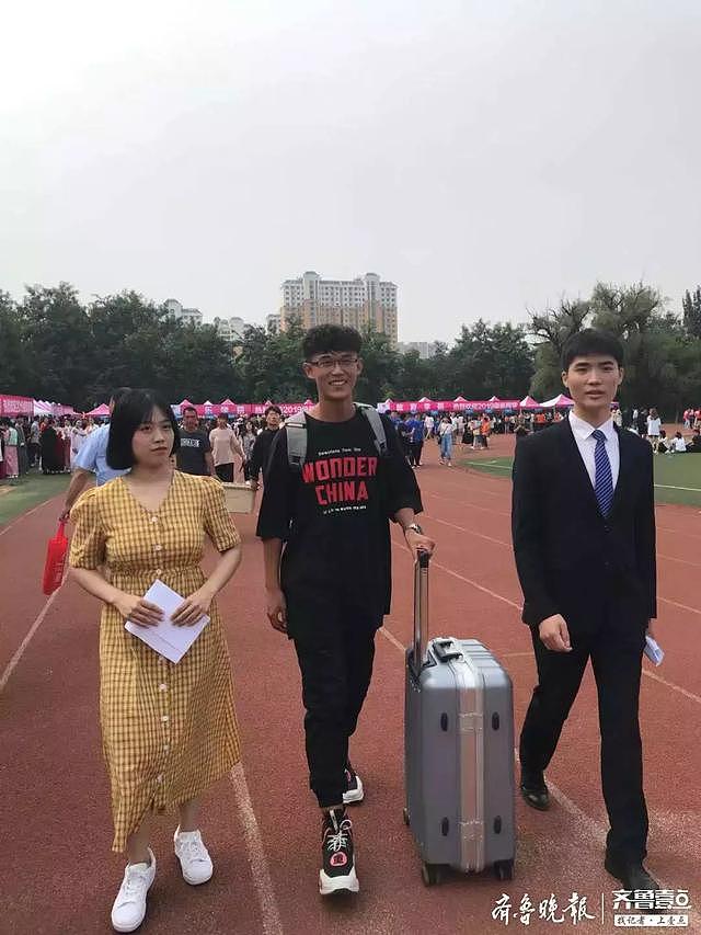 小伙高出一本分数线77分，却报考山东女子学院，妈妈：找媳妇是第一大事