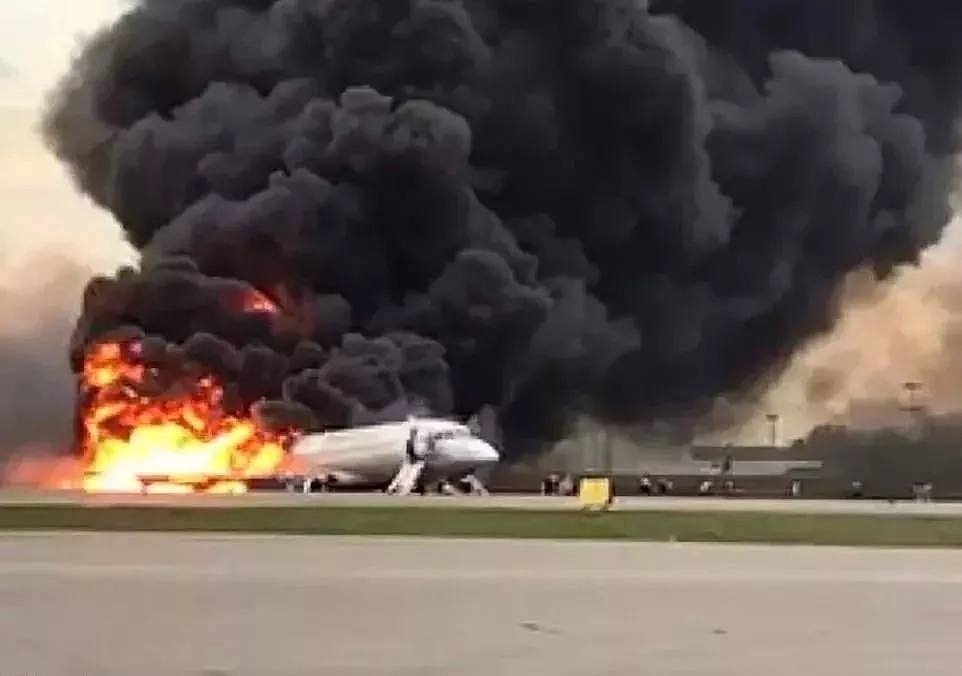 可怕！一架国航飞机突然起火 全机乘客紧急撤离 17亿飞机烧报废！（组图） - 9