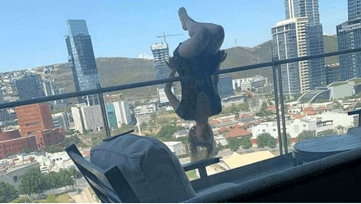 　当地媒体称，这名女子在阳台练习“极限瑜伽”时不慎坠落 （图源：福克斯新闻网）