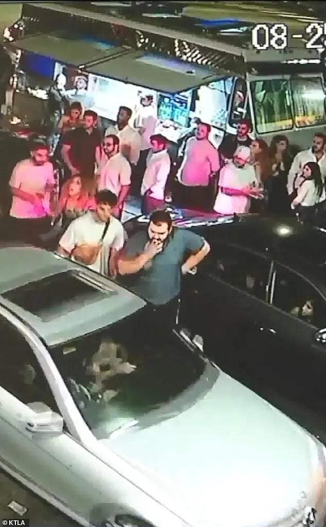 洛杉矶奔驰女司机撞车打人 警方通缉纹身女网红