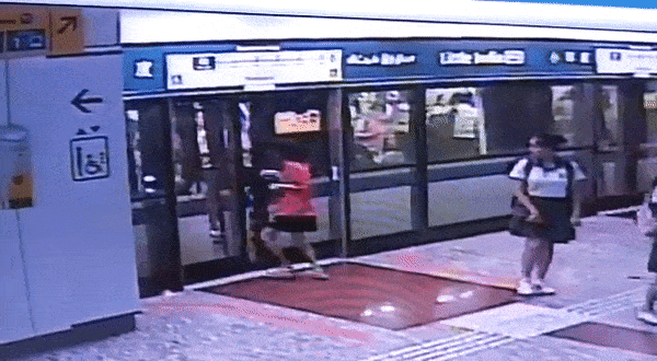 惊险一幕！新加坡剽悍大妈“手撕”地铁门......（视频/组图） - 1