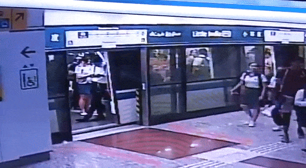 惊险一幕！新加坡剽悍大妈“手撕”地铁门......（视频/组图） - 2