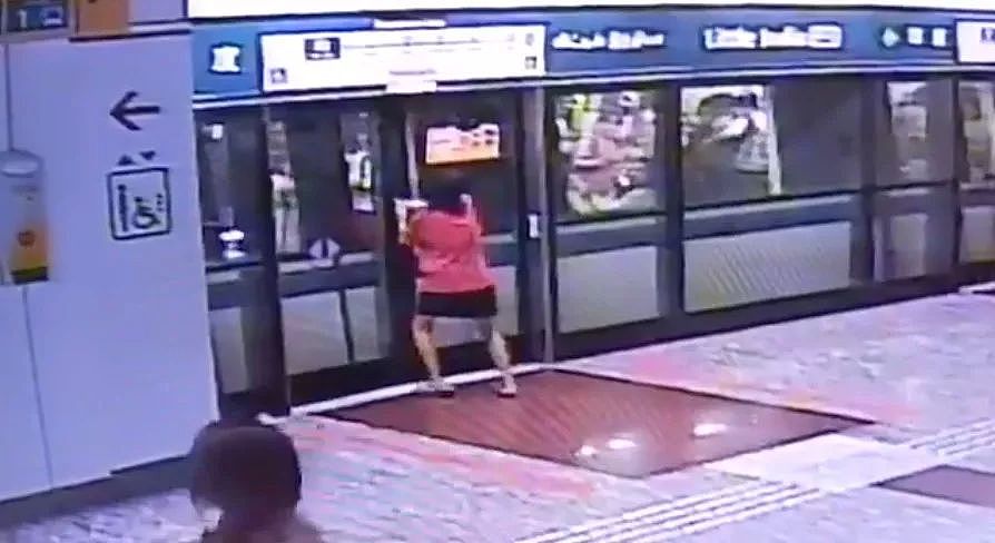 惊险一幕！新加坡剽悍大妈“手撕”地铁门......（视频/组图） - 4