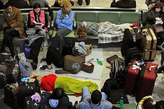 气晕！ 1000多名加拿大旅客被航空公司抛弃：对不起 你们11天后可登机（组图） - 4