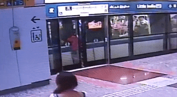 惊险一幕！新加坡剽悍大妈“手撕”地铁门…（视频/组图） - 6
