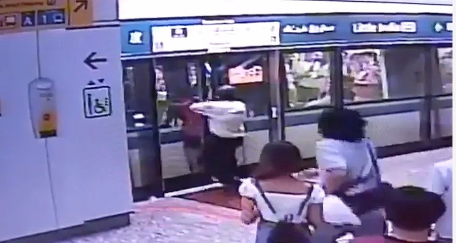 惊险一幕！新加坡剽悍大妈“手撕”地铁门…（视频/组图） - 7
