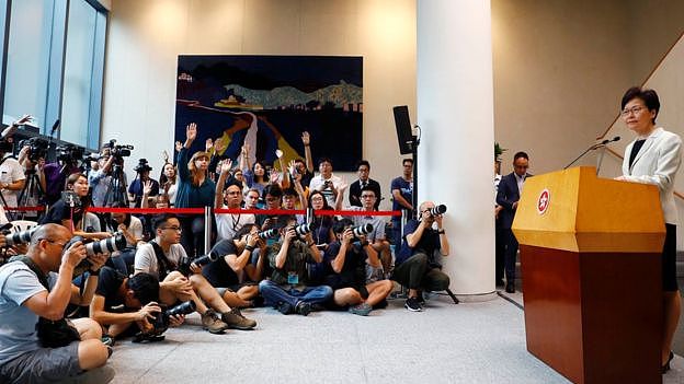 林郑月娥坚持拒绝正式撤回《逃犯条例》修订，也拒绝成立独立委员会调查事件。