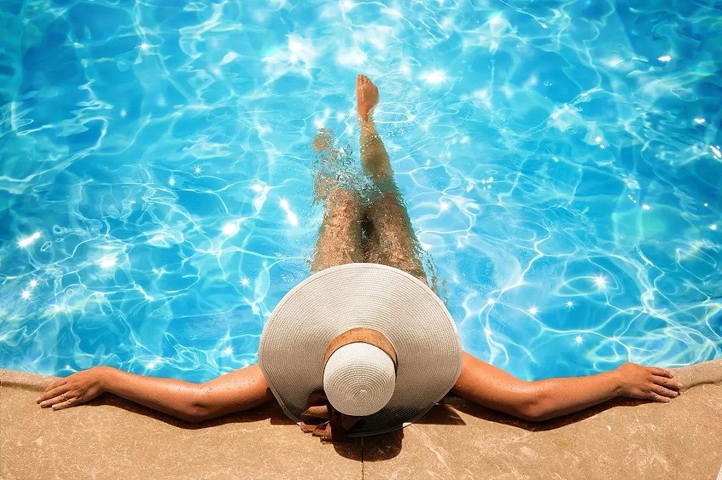巴塞罗那允许女性泳池裸露上半身，敢阻拦就是性别歧视！网友炸了（组图） - 5