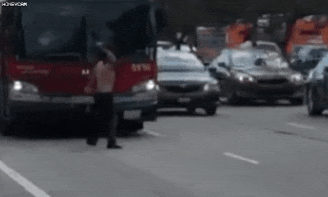 裸男大马路上捡石头砸车劫持巴士！多辆汽车遭殃车窗粉碎！被愤怒乘客揪住暴揍！（视频/组图） - 8