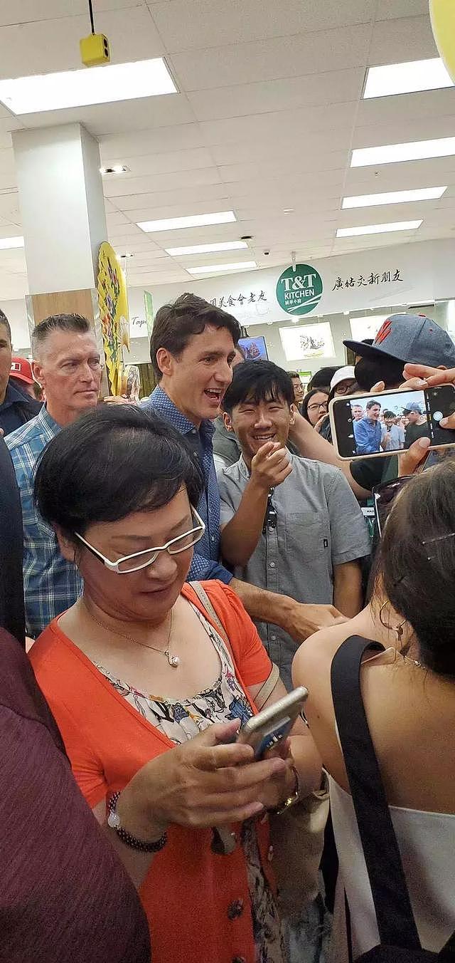 加拿大总理到华人超市发月饼 被大妈们“围堵”朋友圈全是他