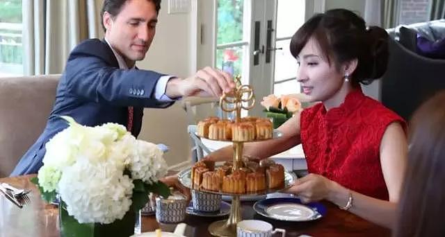 加拿大总理到华人超市发月饼 被大妈们“围堵”朋友圈全是他