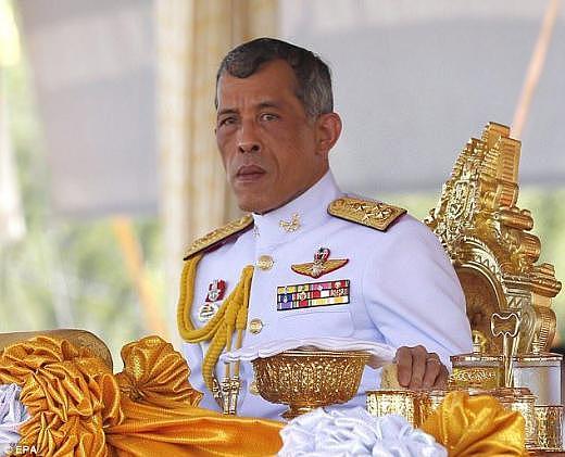 泰国国王太不正经！露脐装搭配低腰裤，穿的比贵妃还要“性感”