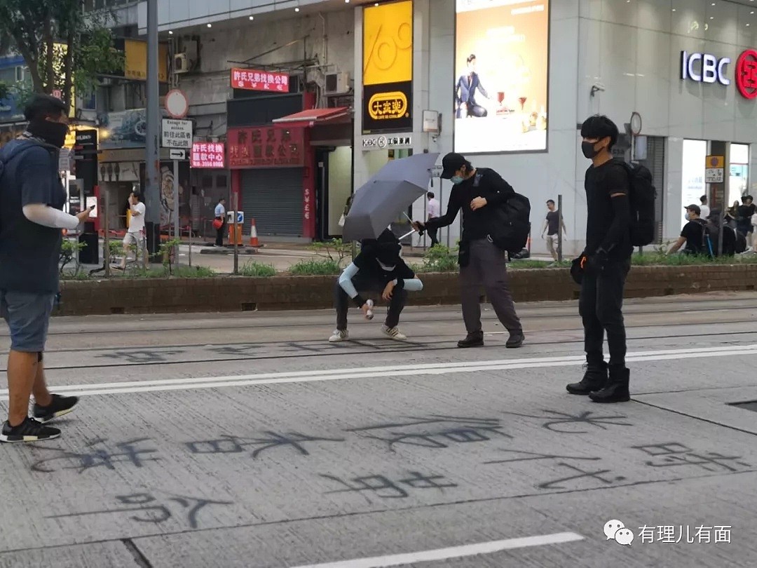 无耻！曝光暴力乱港的黑组织：袭警、瘫痪机场、纵火、无恶不作（组图） - 3