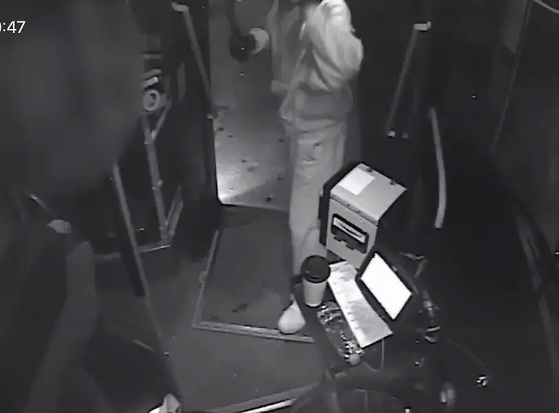 深夜布里斯班公交司机遭蒙面歹徒持斧抢劫，布村公交司机处境堪忧“我都不敢下车去上厕所” - 7
