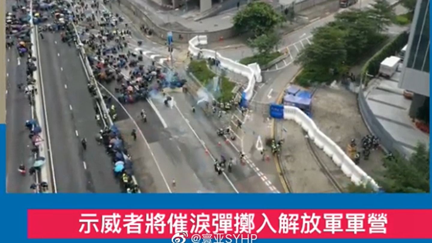 香港示威者冲击政府总部及立法会，警方出动水炮车发射催泪弹驱散示威者（视频/组图） - 5