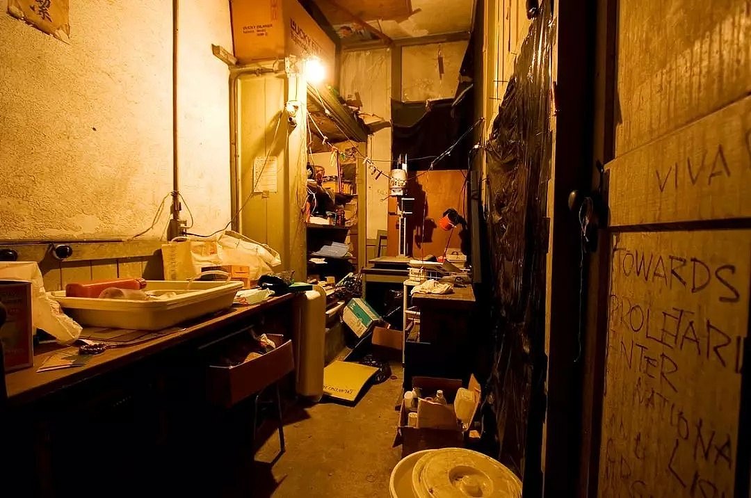 号称全日本最破的学生宿舍，像鬼屋，男女共用厕所，养鸡放羊，学生却挤破头想进去....（组图） - 6