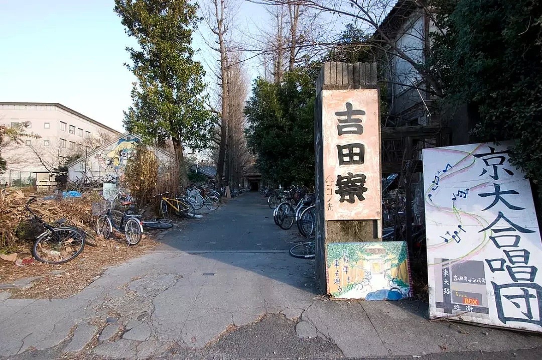 号称全日本最破的学生宿舍，像鬼屋，男女共用厕所，养鸡放羊，学生却挤破头想进去....（组图） - 12