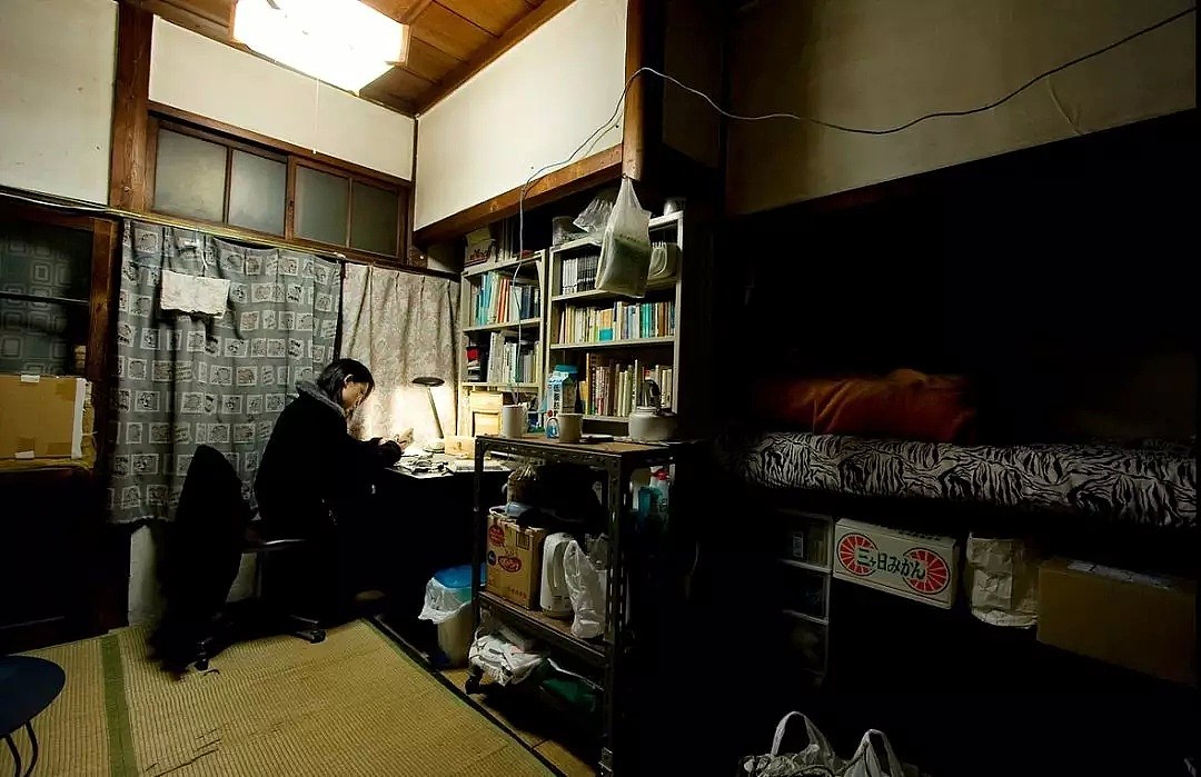 号称全日本最破的学生宿舍，像鬼屋，男女共用厕所，养鸡放羊，学生却挤破头想进去....（组图） - 17