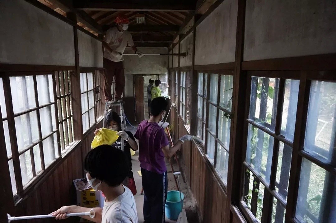 号称全日本最破的学生宿舍，像鬼屋，男女共用厕所，养鸡放羊，学生却挤破头想进去....（组图） - 35