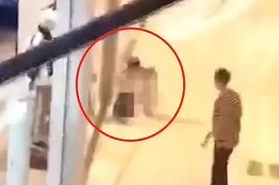 深圳知名商场内一裸男摁倒女顾客，警方称其患间歇性精神病（视频/图） - 1