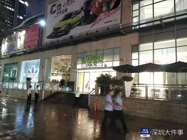 深圳知名商场内一裸男摁倒女顾客，警方称其患间歇性精神病（视频/图） - 2