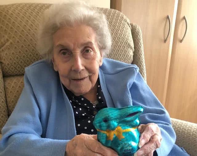英国95岁二战女英雄在养老院被残忍虐待，全身多处骨折、家人心凉